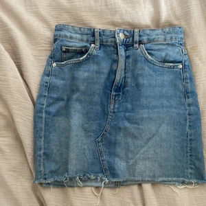 Jeanskjol  - Jätte fin jeanskjol i storlek 34, den är tyvärr för stor för mig och är i bra skick o allt 