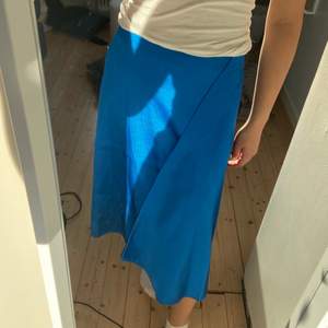Blå satin kjol från samsø samsø💙💙