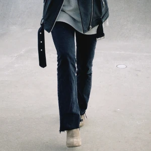 Grå Jeans med slits  - Storlek 34 , riktigt najs jeans som tyvärr är för små för mig och därav använda fåtal gånger. Snygg passform med relativt hög midja och perfekt färg 