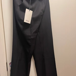 Madlady kostymbyxor  - Svarta kostymbyxor från Madlady köpta för ca 1,5 månad sen helt oanvända köpa för 400kr 