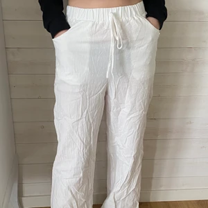 Linnebyxor  - Oanvända, passar bra i en S. 165 cm lång är hon på bilden. Köp direkt för 500kr