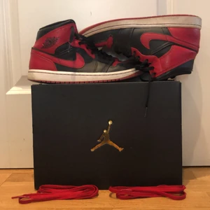 Jordan 1 red  - Dom här skorna köpte jag för ett tag sen på foot locker med storlek 41 och säljer dom för 899 priset kan diskuteras om du är intreserad och du kan få mera bilder. Jag tvättar dom super någrant innan du köper dom 