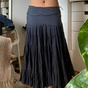 Säljer denna mycket fina kjol från märket Maïa. Den är i as bra skick och oanvänd. Den är i str L men passar mig som brukar ha S och M och sitter lågmidjat. Säljer endast vid bra bud så buda i kommentarerna!!