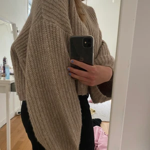 Beige Stickad tröja  - Såå mysig stickad tröja köpt från Gina tricot. Jättefin färg!! Passar så bra till kostymbyxor! Jättebra skick💕💕xs på tröjan men jag har vanligtvis s