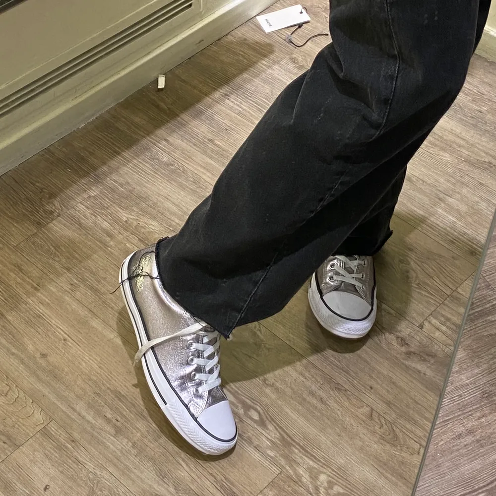 Måste tyvärr sälja mina knappt använda silvriga converse då de inte sitter skönt på mina fötter. (De har lite defekter på hälen som jag har löst med silvrigt glitter så det syns inte mycket, men skriv för bilder så fixar jag det👍🏼) världens snyggaste skor!!!😩🤍 strl 41 men funkar även på mig med strl 40. Kengät.