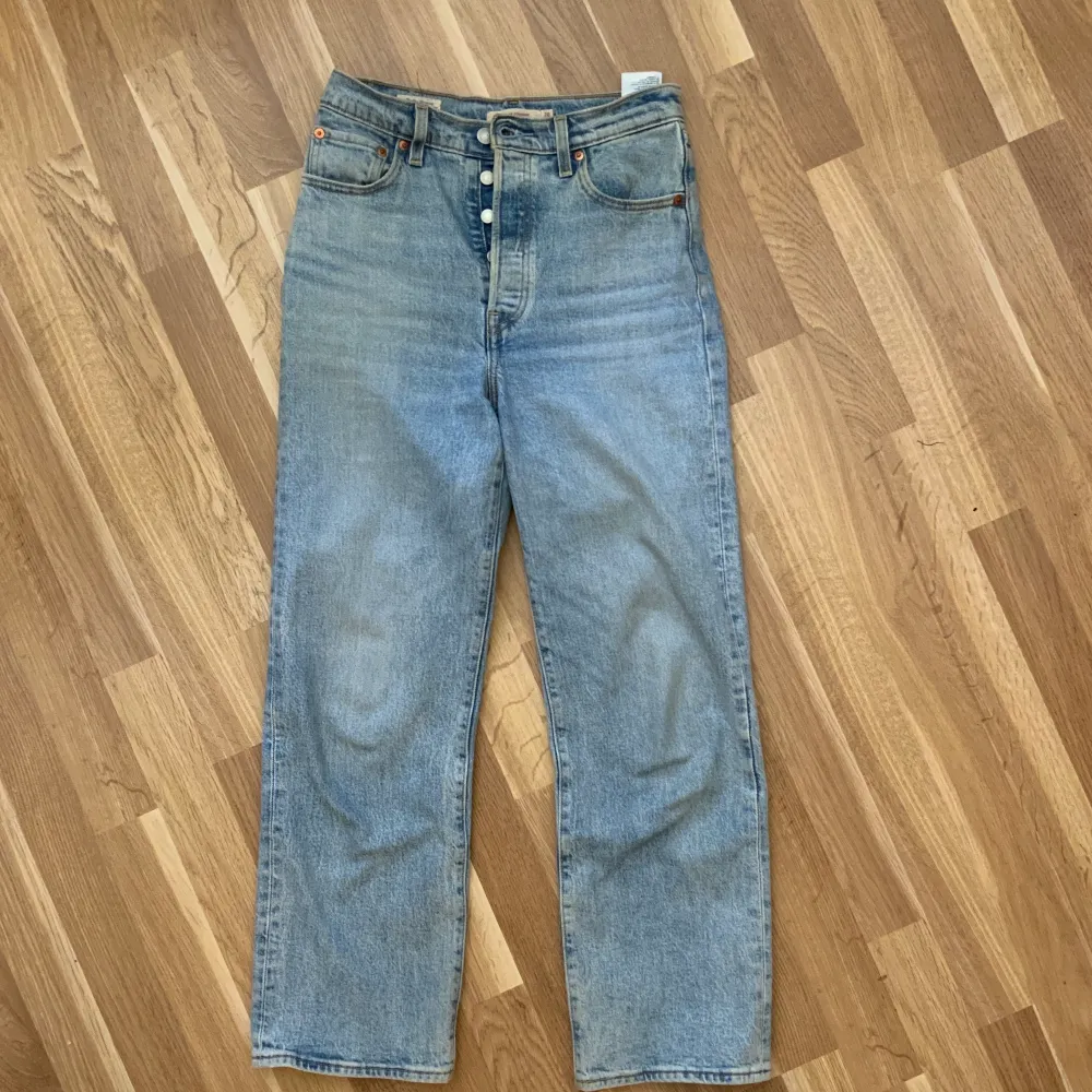 Superfina LEVIS Ribcage Straight jeans ✨ Waist (W)  26 och Längd (L) 27. Fint skick, köpta här på plick. Säljer pga kommer inte till användning. Köparen betalar för frakt 🌸. Jeans & Byxor.