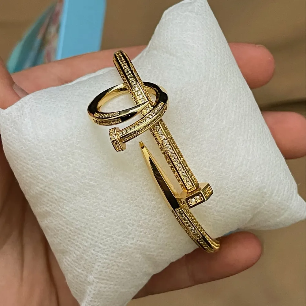 Cartier sett. A kopia, aldrig använd. Både armband och ringen har en fin design med små diamanter. . Accessoarer.