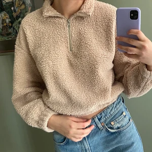 Teddytröja strl L - En teddytröja använd Max 5 gånger. Färgen är rosa/beige och det finns inga anmärkningar på att den är använd förutom att den är tvättad en gång. Passar även de som har strl M.