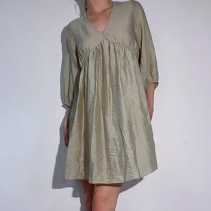 Klänning - Säljer denna fina klänning från hm. Endast använd fåtal gånger. Frakt tillkommer