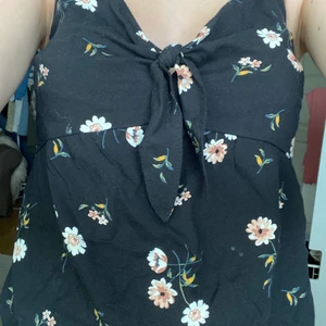 Gullig blommig topp - En väldig gullig topp från hollister, jag har användt den mycket men den har fortfarande väldigt fint skick, 150+frakt💐🌸