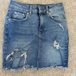 Jeanskjol - Nu får jag tyvärr sälja min älskade jeanskjol då den är för liten, den är i väääldigt fint skick från Gina tricot i storlek 34. Köpare står för frakt 