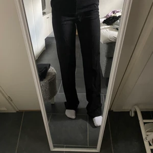 Kostymbyxor  - Kostymbyxor i svart från Lindex. Snålt använda och har legat i garderoben pågrund av att de är för stora för mig som vanligtvis har mellan 32-34. Väldigt långa så skulle passa er längre, jag är cirka 163cm. Går att pruta vid snabb affär