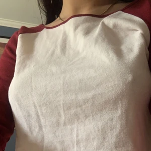 Röd vit tröja - Långärmad magtröja, bra skick! Köpt för länge sen, minns inte för hur mycket.