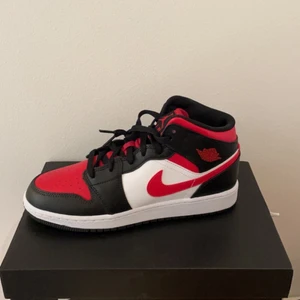 Jordan 1 mid - Säljer dessa Jordan 1 mids Röd vit svarta Storlek 38.5 Helt nya med kvitto  Finns i stockholm annars fraktas 1600 kr