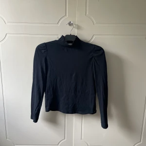 Svart långärmad tröja med krage  - En Svart långärmad tröja med krage i bra skick