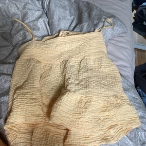 Gult Zara linne  - Jättefint linne med öppen rygg, storlek m passar även  s  använt fåtal gånger, 120kr + frakt 