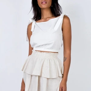 Kjol i linne från Princess Polly - ny - Kjol från märket Princess Polly.  Köptes för 500:-, aldrig använd endast testad. I storlek US 10 = storlek 38.  Slutsåld på hemsidan.  Material: 70% Viscose 30% linne. Färg: beige  Kjolen har resår så går att ha både som storlek 34 till 42. 