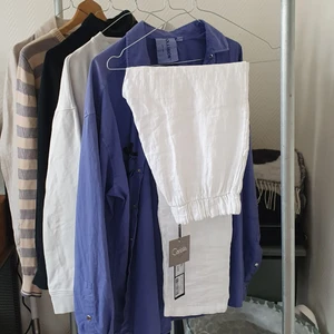 Linnebyxor - Jättefina vita byxor i 100% linne från italien, köpta för 699 kr och aldrig använda (lapparna kvar) då de är för små för mig nu (står S på lappen men skulle säga att de snarare är närmre XS) :( De har mellan/hög midja, två fickor och mellanraka ben - skriv gärna om du har frågor eller vill se fler bilder! 🍓