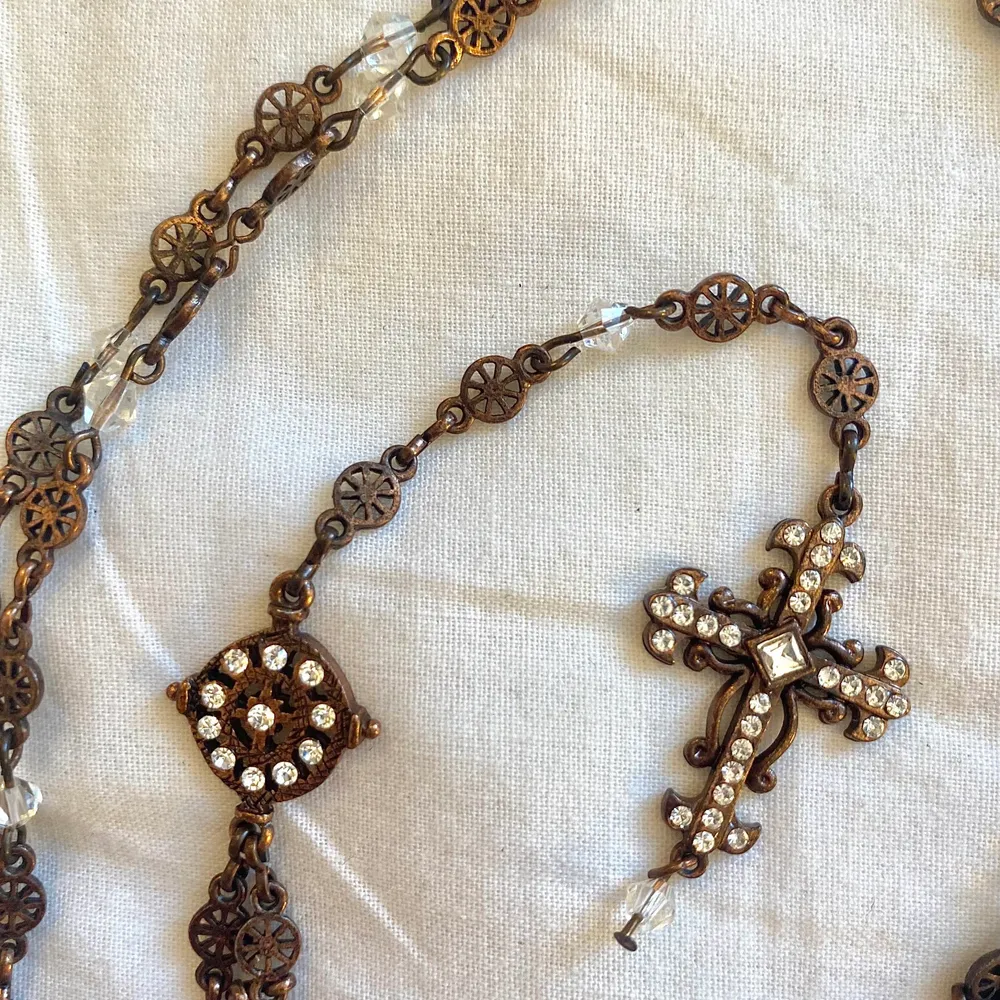 Säljer detta långa halsband som har ett kors på! Alla rhinestones sitter kvar och har gensomskinliga pärlor på🤍. Accessoarer.