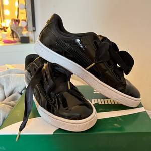 Puma basket skor köpta för 4 år sen. Använda 3 gånger och sedan dess legat j kartongen då jag av misstag köpte för stor storlek. Älskar dem men som sagt är de tyvärr stora och har därför inte kommit till användning. Storlek 39💋