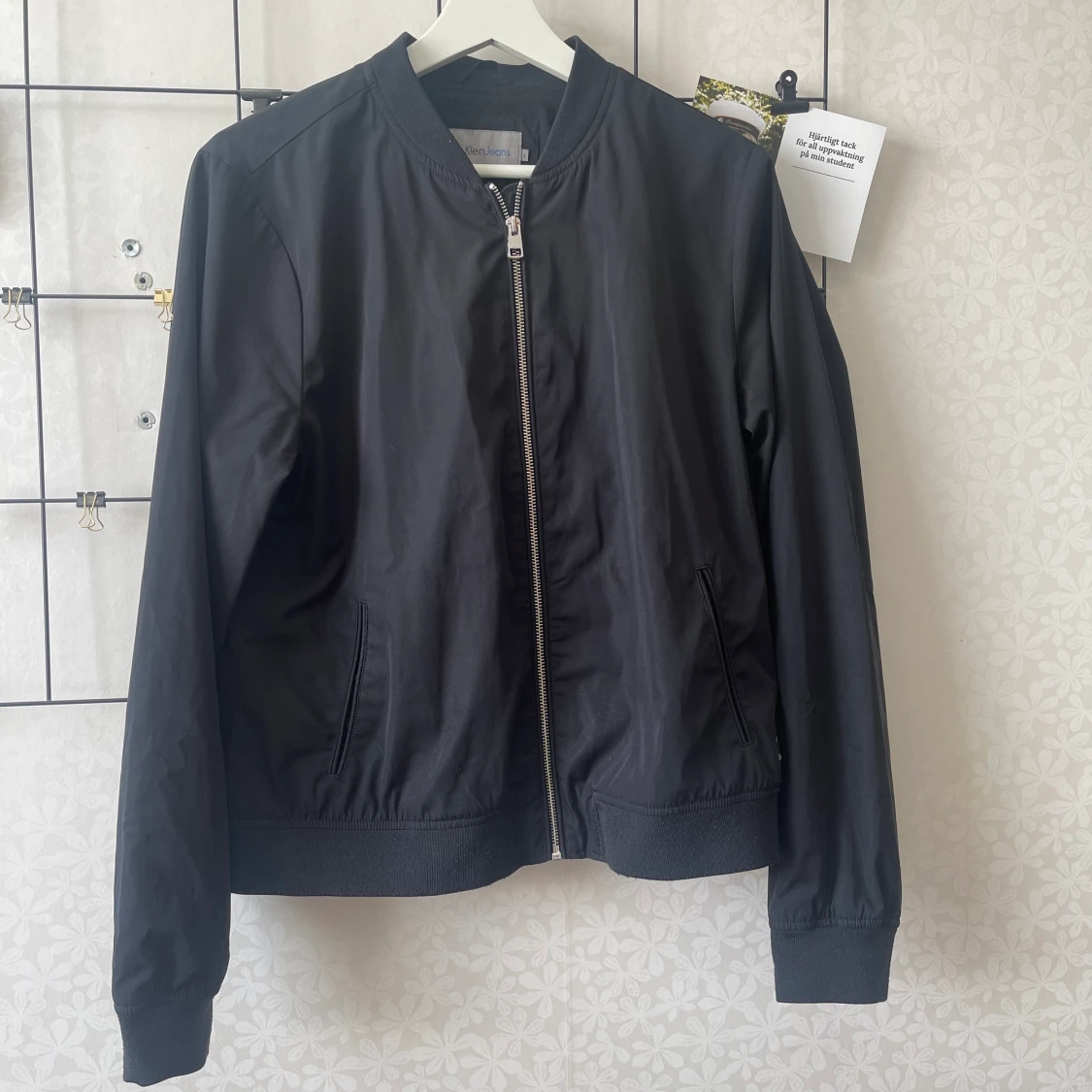 En Calvin Klein bomber jacka i storlek L 