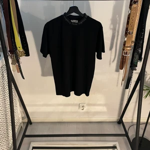 Acne Studio - Svart T-shirt - Säljer en svart Acne T-shirt. Knappt använd och i bra skick. Storlek Small.
