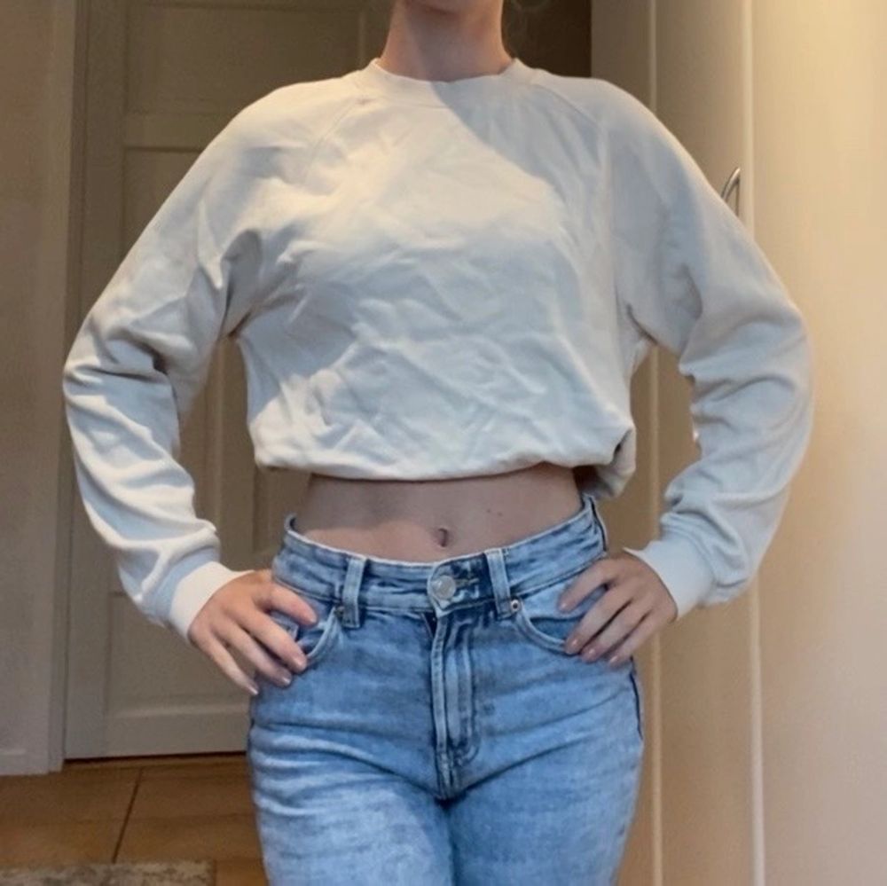 Bege tjocktröja från Cubus. Färgen är ljusbeige. Säljer för att den inte passar min hudton. Rynkorna går bort i tvätten. Gjord av Cotton. Köparen står för frakten, skriv din adress så skickar jag det på posten. Mitt nummer står i bion, smsa för mer info. Huvtröjor & Träningströjor.