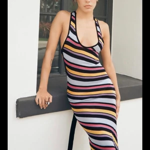 zara klänning - supersnygg slutsåld klänning från Zara. aldrig använd och lapparna kvar