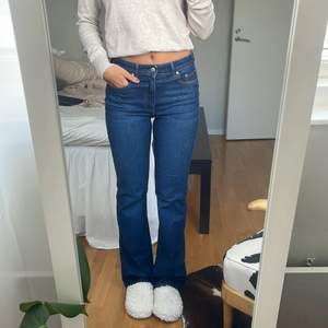 Ett par så snygga bootcut jeans 💕 storlek 36 i en fin mörkblå färg