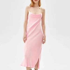 Satinklänning från Bershka  - Jättefin rosa satinklänning från bershka, använt 1 gång. Storlek M så den sitter liite  oversized! 