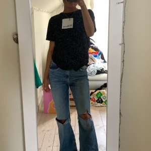 Bikbok jeans  - Snygga jeans med hål på båda knäna. Köpta på plick för något år sedan men passar tyvärr inte mig.  
