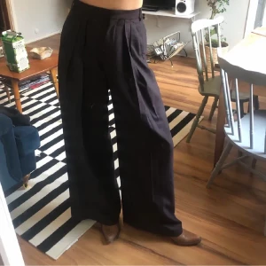 Acne kostymbyxor - Kostymbyxor från acne, strl 36, (jag är 173cm)