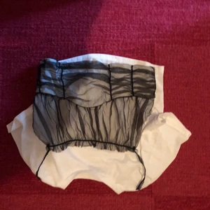 T shirt - En t shirt med påsytt spets linne