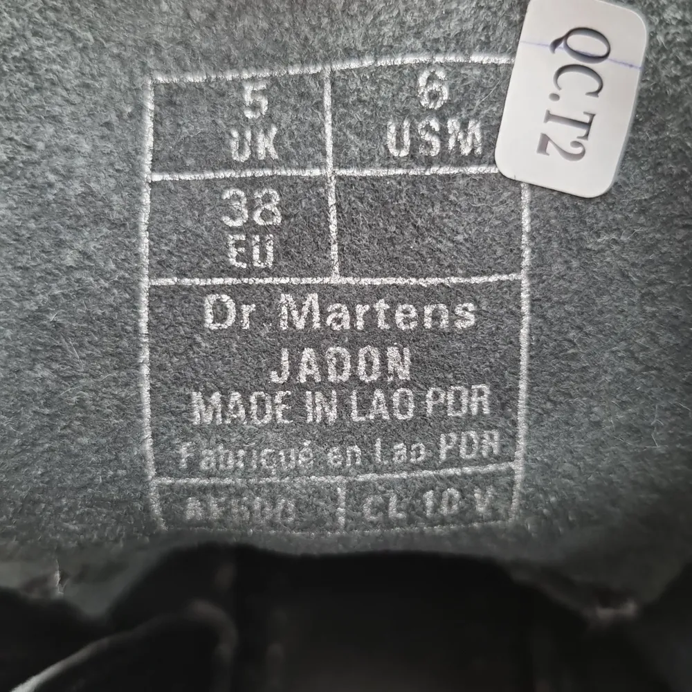 Säljer dessa coola Dr. Martens JADON då de tyvärr bara står på skohyllan. Använda någon enstaka gång så i nyskick. Storlek 38.. Skor.