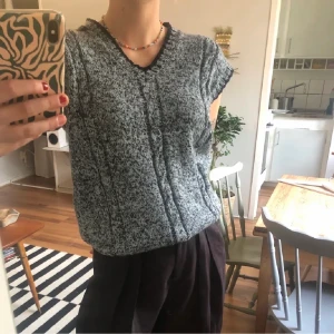 Stickad väst  - Bäst jag hittat second hand! Fint skick