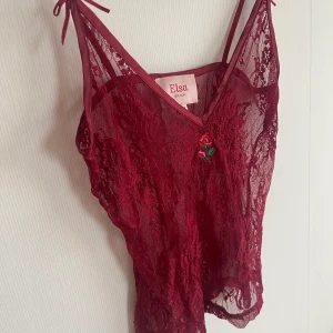 Spets Topp från BIKBOK STRL XS/S - Söt topp från Bikbok strl XS men passar S också. 