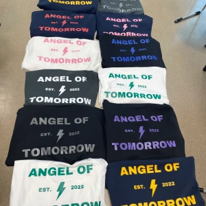 T-shirt med ryggtryck - T-shirt i en ”boxig” passform i olika storlekar och färgkombinationer. Unisex 