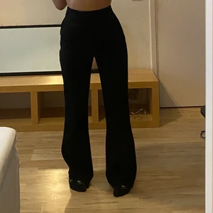 Kostymbyxor från Zara - Svarta högmidjade kostymbyxor från Zara i storlek S. De sitter väldigt fint och är långa då jag har sprättat upp sömmen för att göra de längre (de är därför lite trådiga där nere men det går att klippa bort/ sy upp igen). Säljer då jag har för många lika.