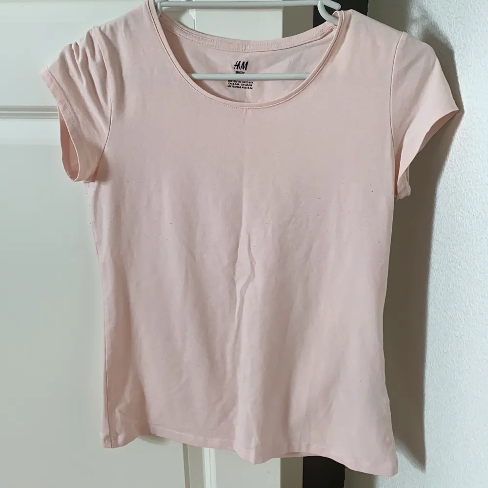 Säljer en enkel t-shirt från hm. Använd ett fåtal gånger. Storlek 158/164 (XS) Säljer för 30 kr (+frakt). T-shirts.