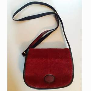Vintage röd väska med många fack och utrymmen. Läderrämm och lite småfluffugt lock. Mycket bra skick.                                                   