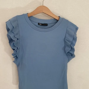 Blå volang topp från Zara💙 - Storlek M men passar mig som är S/XS, använd få gånger och i ny skick😊 Pris går att diskuteras 