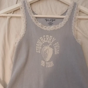 Tröja  - Brandy melville tröja, det är tight fit men man kvävs inte all eftersom det är 100% cotton