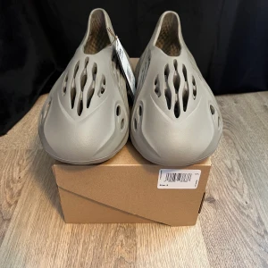 Yeezy foam rnr Stone Sage - Tja säljer yeezy stone sage i storlek 43 oanvända 