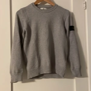 Stone Island tröja  - Jag säljer min Stone Island tröja som är i ett väldigt bra skick. Ny pris cirka 1200kr jag säljer för 500kr  Storlek 12 år/152