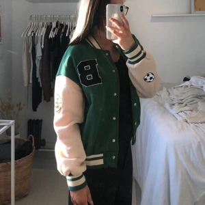 Collagejacka - En grön å beige collagejacka 💚💚