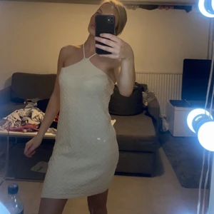 Vit strand klänning i storlek S-M - En jätte fin klänning till stranden eller när som helst, knyts i nacken och lite öppen i ryggen!! Prislapp sitter kvar då jag inte använt den tyvärr, jätte fint material precis som ny💕