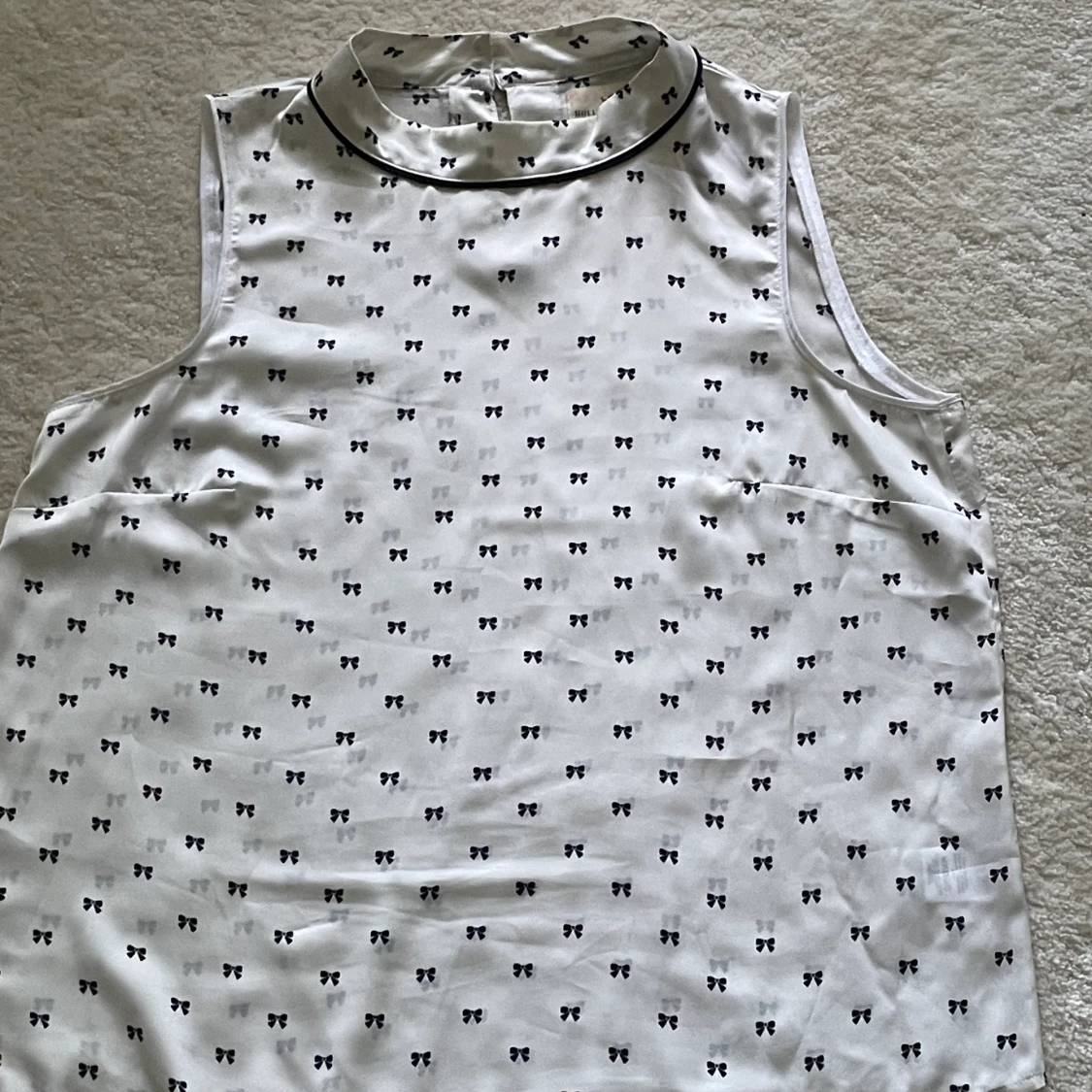 En svart, vit blus  - 90