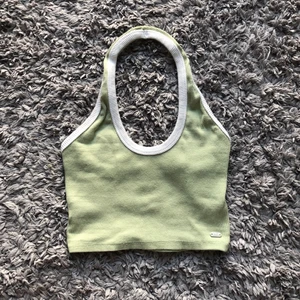 PULL&BEAR halterneck topp - Super söt halterneck topp från PULL&BEAR, skriv till mig vid frågor osv!!💗 