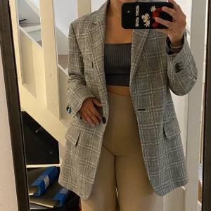 Grå kavaj - Grå kavaj köpt på Zara för två år sedan. Hur snygg och bekväm som helst, men säljs pga att den inte använts så mycket som jag hoppats. Ge den nytt liv! 