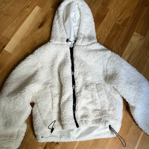 Teddy jacka/tröja - Jätte gullig oanvänd Teddy jacka från hm i strl S, krämvit i färgen🫶🏼 bara o ställa frågor om det behövs💓